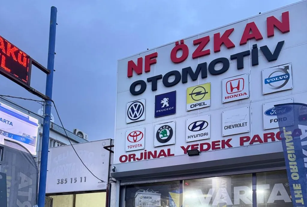 NF Özkan Otomotiv mağaza cephesi: 'Orijinal yedek parça' tabelası ve araç markası logoları