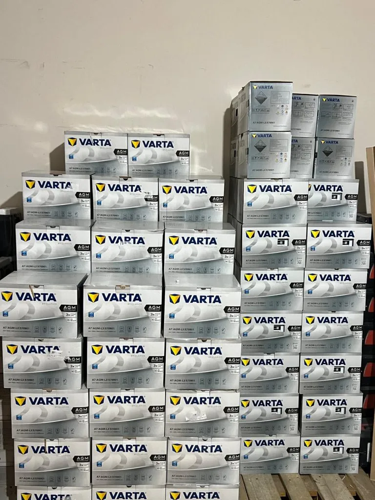 Yüksek istifli Varta akü kutuları (dükkân içi)